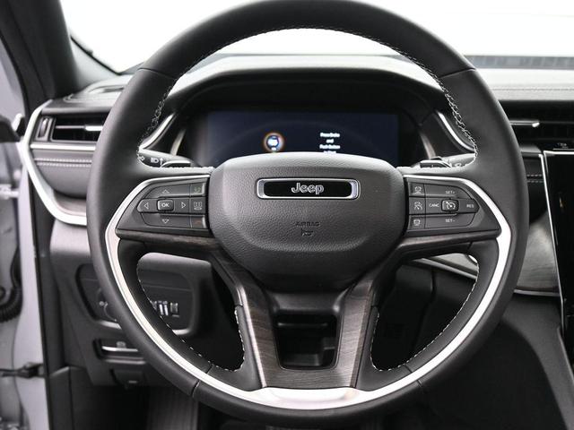 Photo of 2025 Silver Zynith Jeep Grand Cherokee