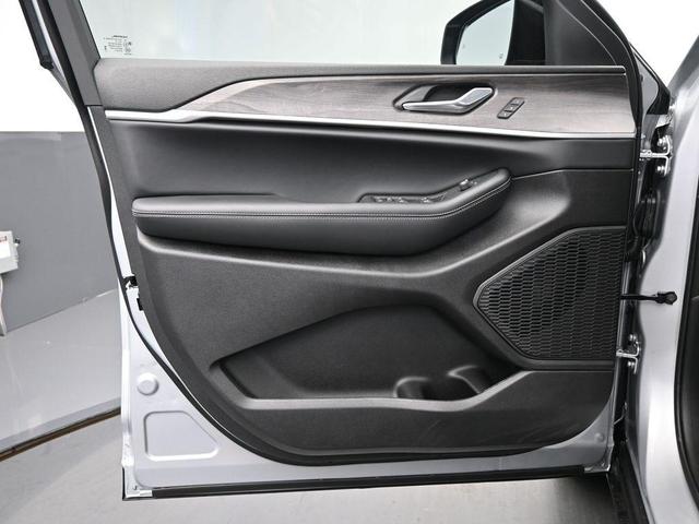 Photo of 2025 Silver Zynith Jeep Grand Cherokee