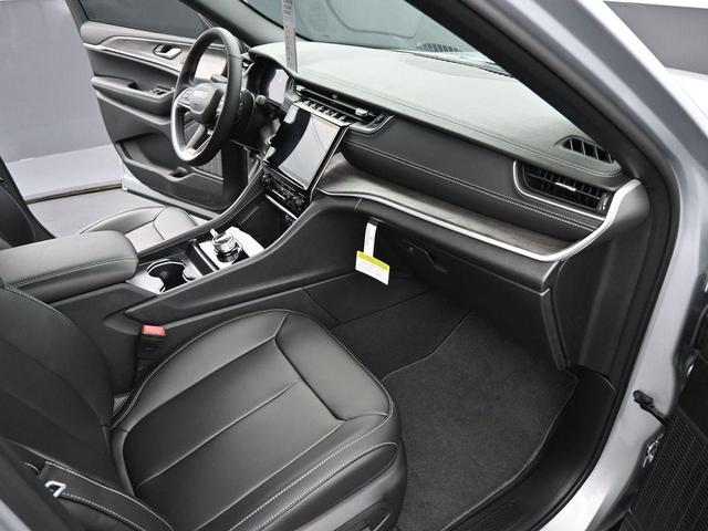 Photo of 2025 Silver Zynith Jeep Grand Cherokee