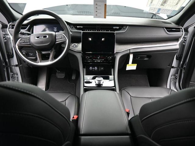 Photo of 2025 Silver Zynith Jeep Grand Cherokee