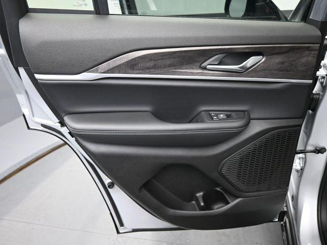 Photo of 2025 Silver Zynith Jeep Grand Cherokee