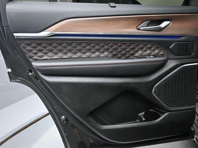 Photo of 2022 Rocky Mountain Pearlcoat Jeep Grand Cherokee L