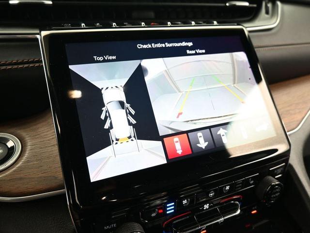 Photo of 2022 Rocky Mountain Pearlcoat Jeep Grand Cherokee L