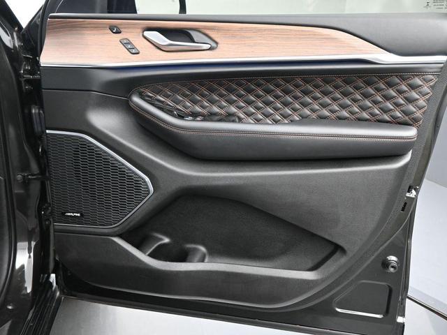 Photo of 2022 Rocky Mountain Pearlcoat Jeep Grand Cherokee L