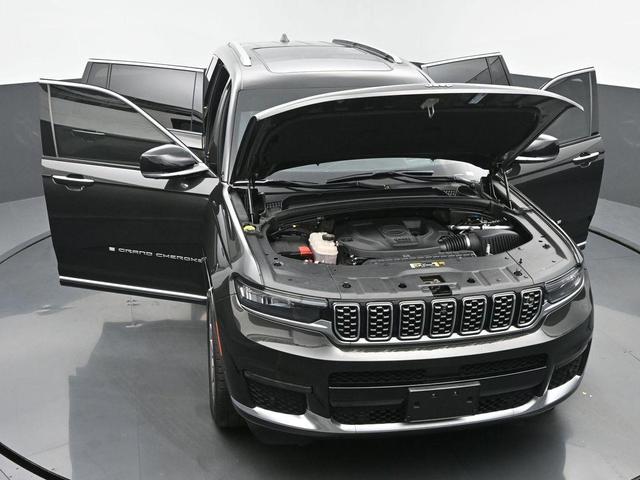 Photo of 2022 Rocky Mountain Pearlcoat Jeep Grand Cherokee L