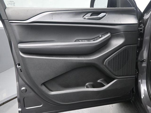 Photo of 2025 Metallic Jeep Grand Cherokee L
