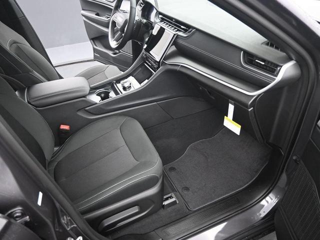 Photo of 2025 Metallic Jeep Grand Cherokee L
