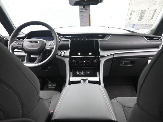 Photo of 2025 Metallic Jeep Grand Cherokee L