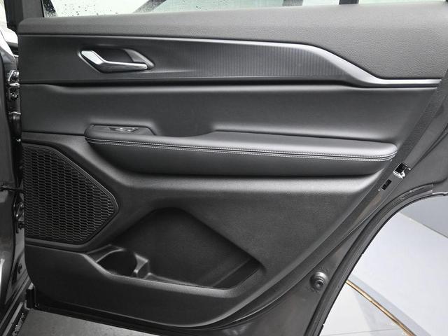 Photo of 2025 Metallic Jeep Grand Cherokee L