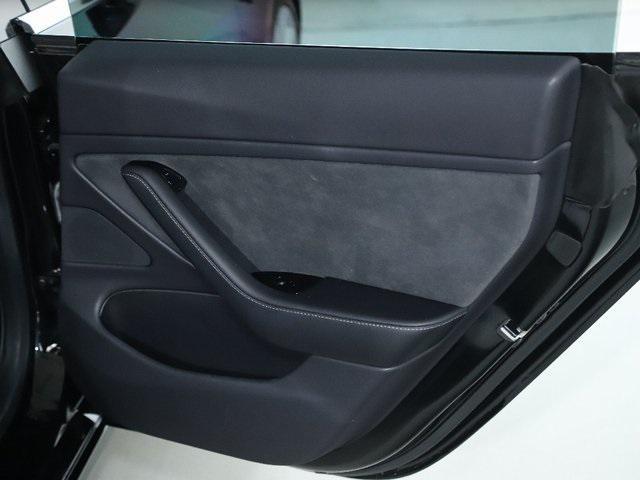 Photo of 2018 Obsidian Black Metallic Tesla Model 3