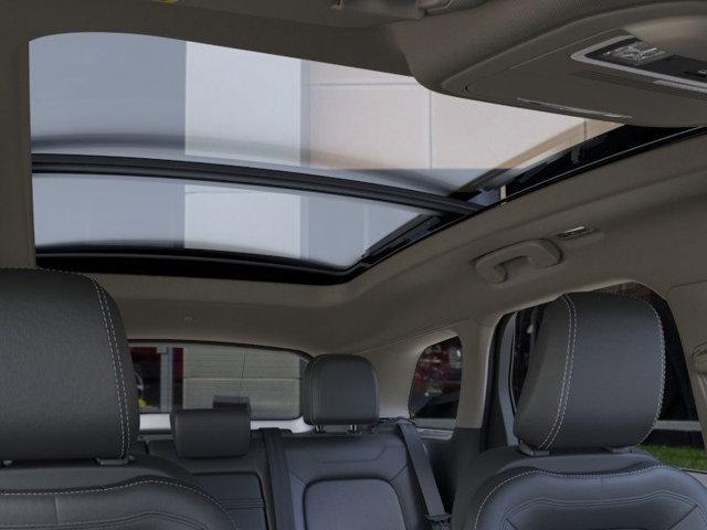 Photo of 2025 Pristine White Metallic Tri-Coat Lincoln Corsair
