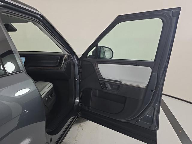 Photo of 2024 El Cap Granite Rivian R1S