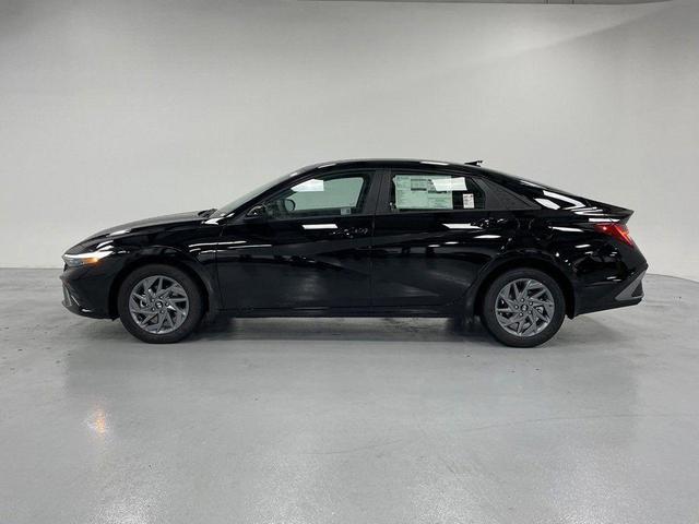 Photo of 2025 Black Hyundai ELANTRA HEV