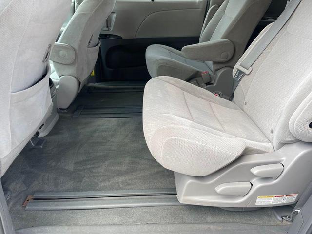 Photo of 2015 Silver Sky Metallic Toyota Sienna