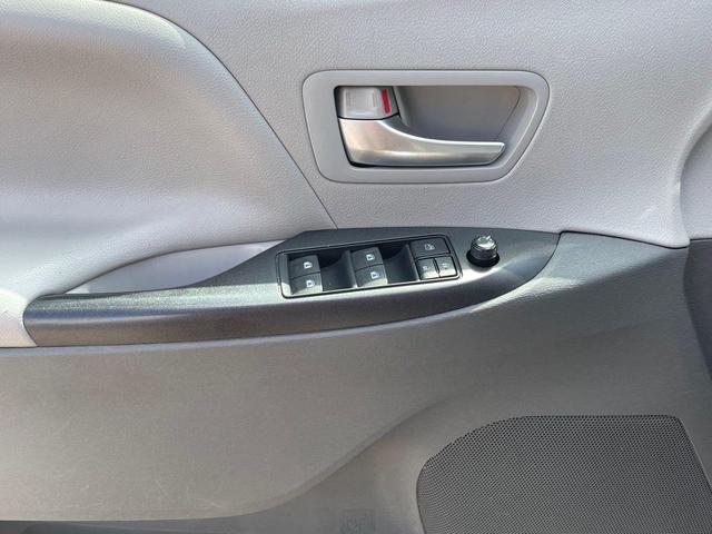 Photo of 2015 Silver Sky Metallic Toyota Sienna
