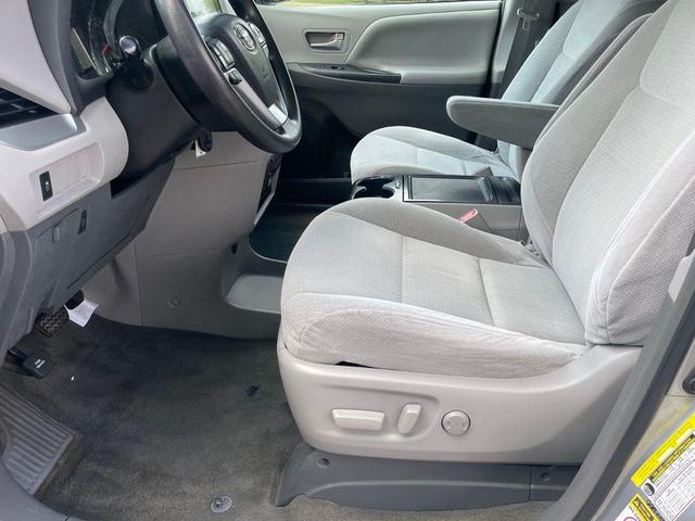 Photo of 2015 Silver Sky Metallic Toyota Sienna
