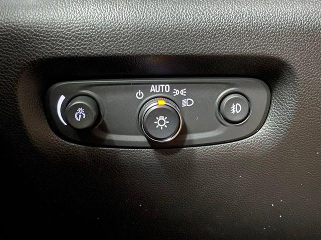 Photo of 2018 Iridescent Pearl Tricoat Chevrolet Traverse