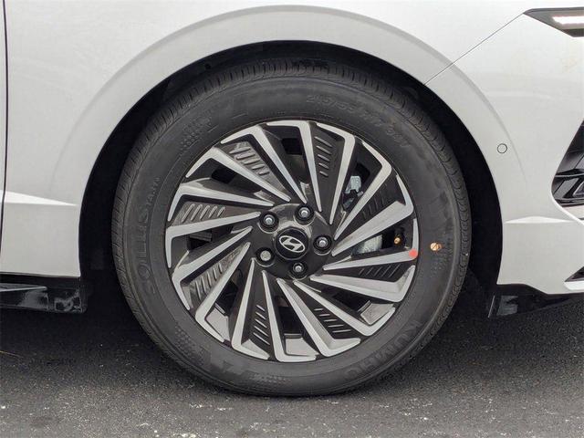 Photo of 2025 White Hyundai SONATA Hybrid