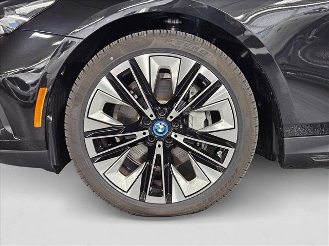 Photo of 2025 Black Sapphire Metallic BMW i5