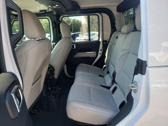 Photo of 2023 Bright White Clearcoat Jeep Gladiator