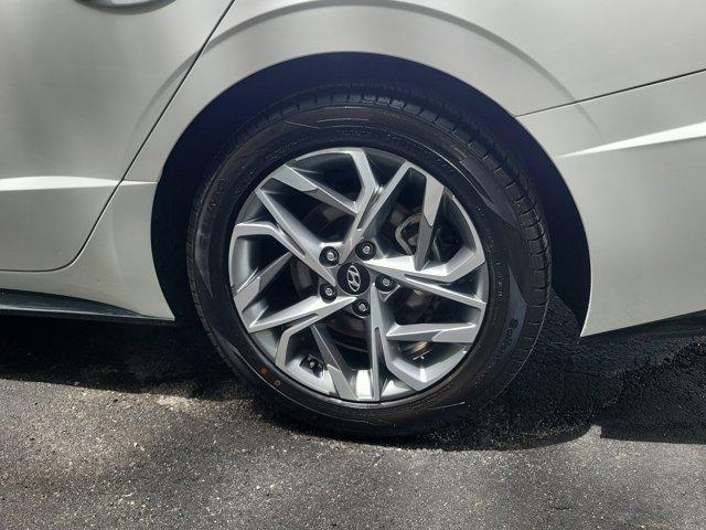 Photo of 2023 White Hyundai SONATA