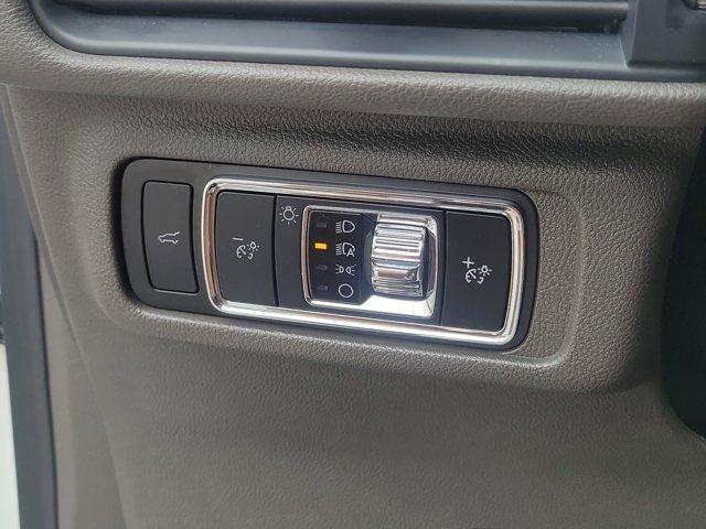 Photo of 2023 Pristine White Lincoln Corsair