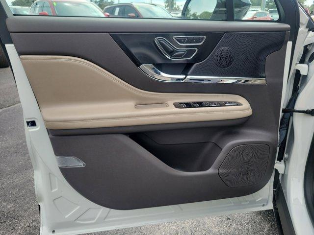 Photo of 2023 Pristine White Lincoln Corsair