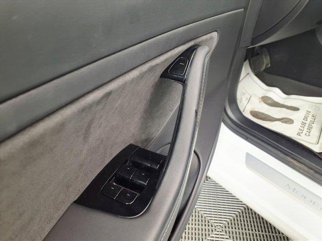 Photo of 2018 Pearl White Tesla Model 3