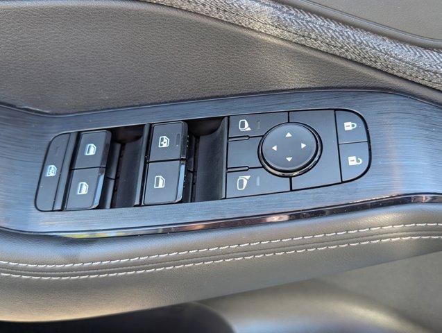 Photo of 2023 White Nissan Rogue