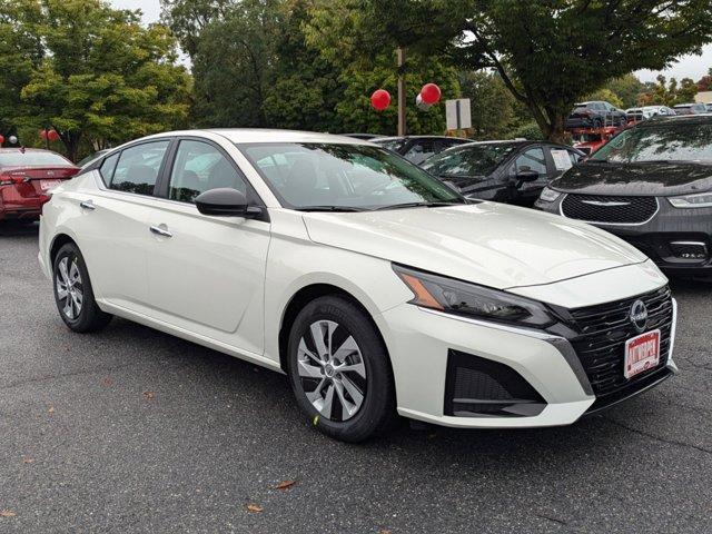 Photo of 2025 Glacier White Nissan Altima
