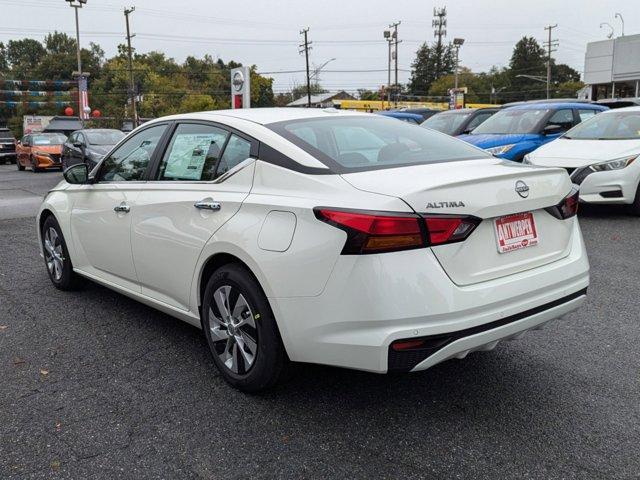 Photo of 2025 Glacier White Nissan Altima