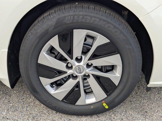 Photo of 2025 Glacier White Nissan Altima