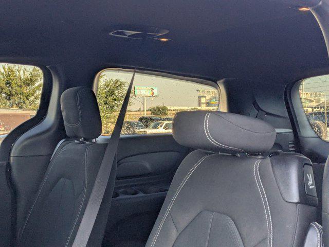 Photo of 2020 Brilliant Black Crystal Pearlcoat Chrysler Pacifica