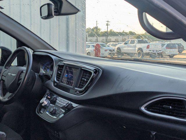 Photo of 2020 Brilliant Black Crystal Pearlcoat Chrysler Pacifica