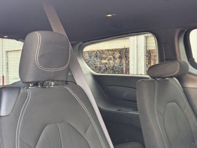 Photo of 2020 Brilliant Black Crystal Pearlcoat Chrysler Pacifica