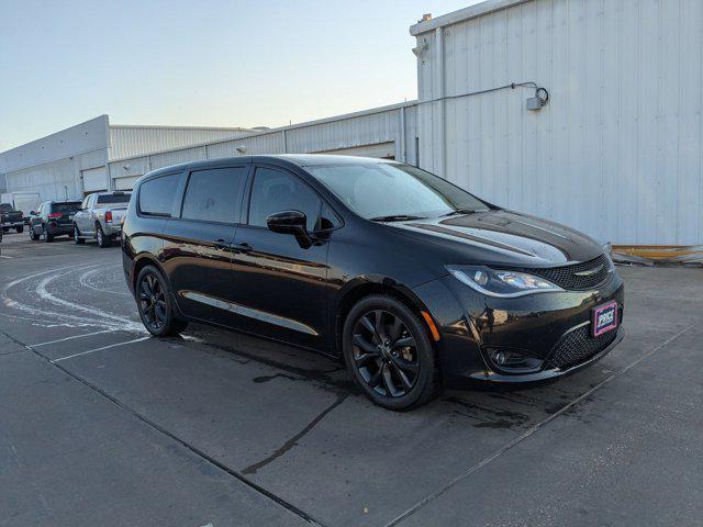 Photo of 2020 Brilliant Black Crystal Pearlcoat Chrysler Pacifica