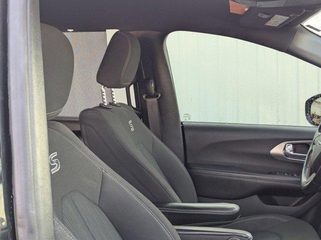 Photo of 2020 Brilliant Black Crystal Pearlcoat Chrysler Pacifica