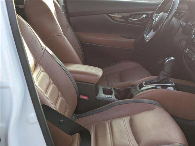 Photo of 2017 Pearl White Nissan Rogue