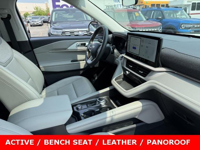 Photo of 2025 Star White Metallic Tri-Coat Ford Explorer