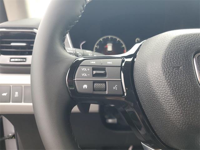 Photo of 2025 Lunar Silver Metallic Honda Pilot