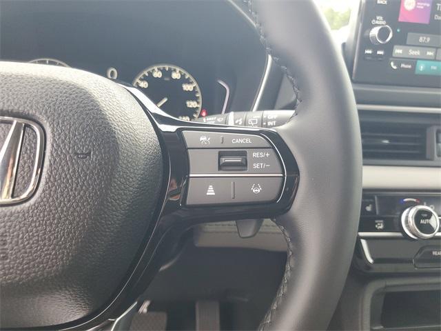 Photo of 2025 Lunar Silver Metallic Honda Pilot