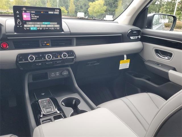 Photo of 2025 Lunar Silver Metallic Honda Pilot