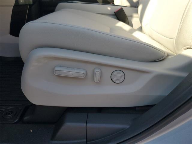 Photo of 2026 Solar Silver Metallic Honda Odyssey