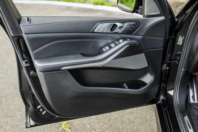 Photo of 2022 Black Sapphire Metallic BMW X7
