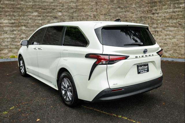 Photo of 2021 Blizzard Pearl Toyota Sienna