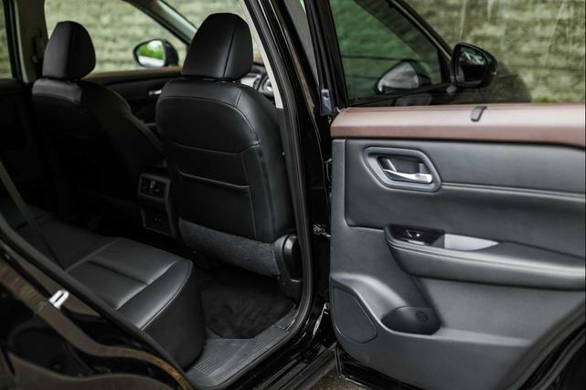 Photo of 2023 Super Black Nissan Rogue