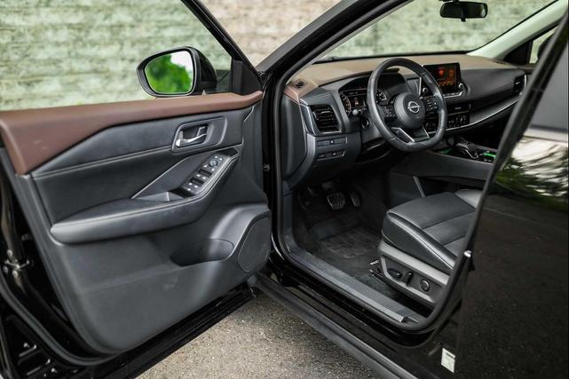 Photo of 2023 Super Black Nissan Rogue