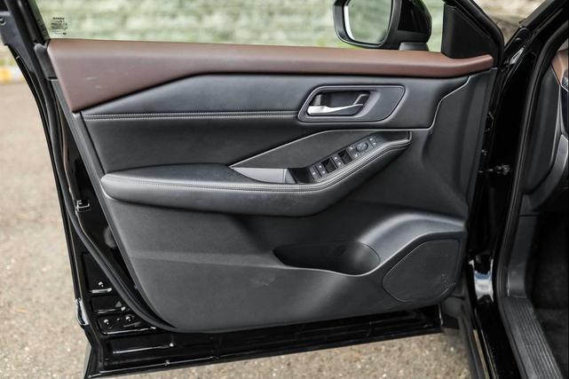 Photo of 2023 Super Black Nissan Rogue