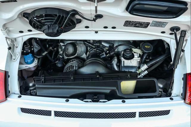 Photo of 2010 White Porsche 911
