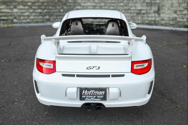 Photo of 2010 White Porsche 911